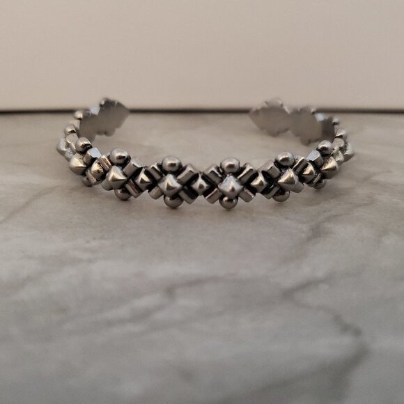 💖 J.Crew Antiqued Distressed Silver Bangle Bracelet 💖 - Picture 1 of 9